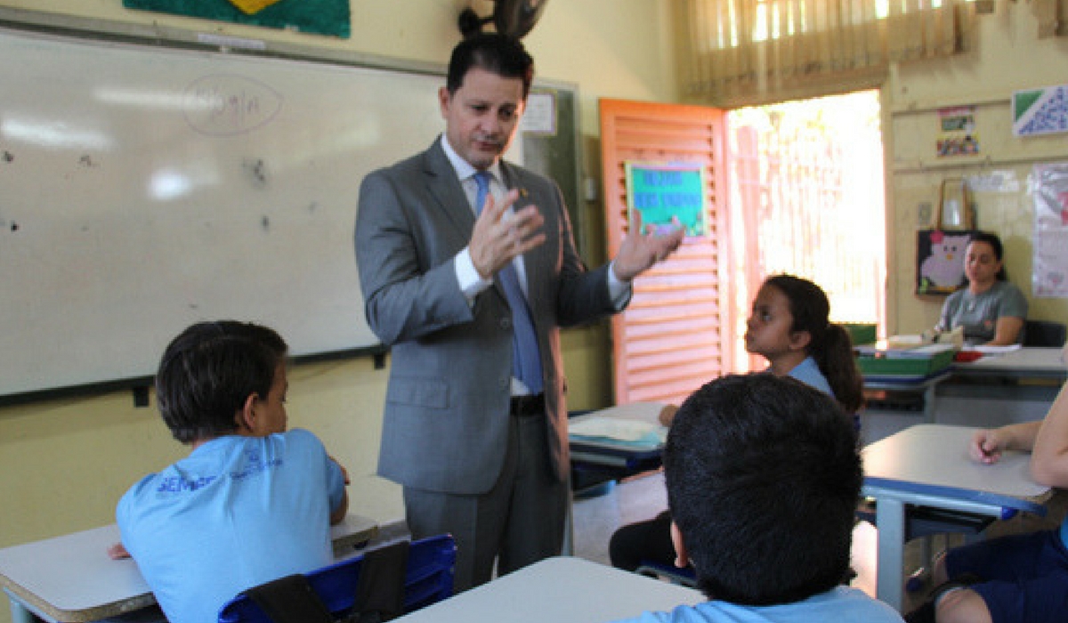 Deputado estadual Renato Cmara durante conversa com alunos do quinto ano da Escola Municipal Harry Amorim Costa, na Vila Jaci, na capital (Henrique de Matos)