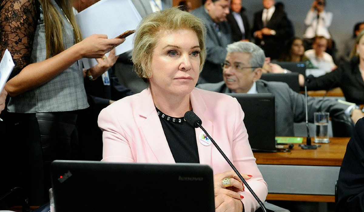 Emenda da relatora, senadora Marta Suplicy (PMDB-SP), inclui a orientao sexual ou a identidade de gnero na lista de agravantes do crime de injuria (Foto: Pedro Frana/ Agncia Senado)