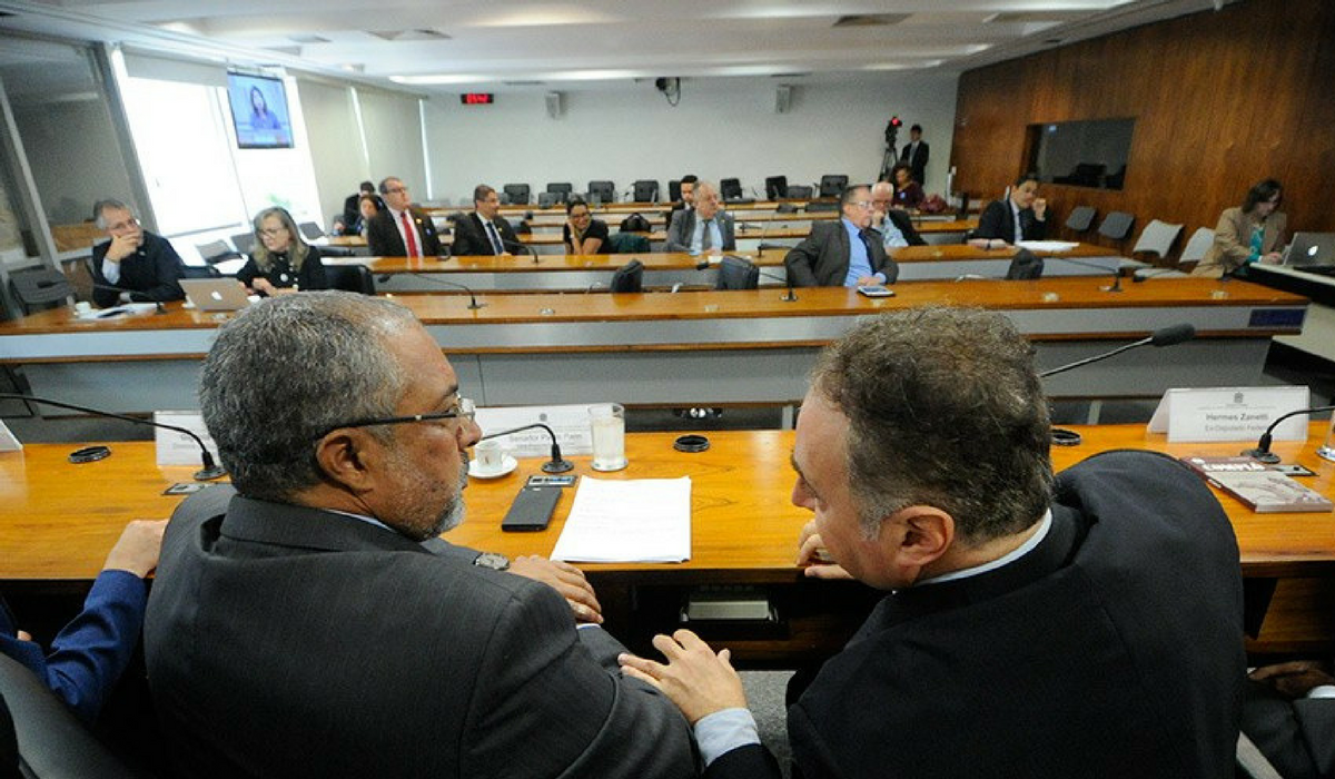 Paulo Paim e o vice-presidente da Federao Brasileira de Associaes de Fiscais de Tributos Estaduais, Marcelo Ramos de Mello, no debate sobre dvidas estaduais