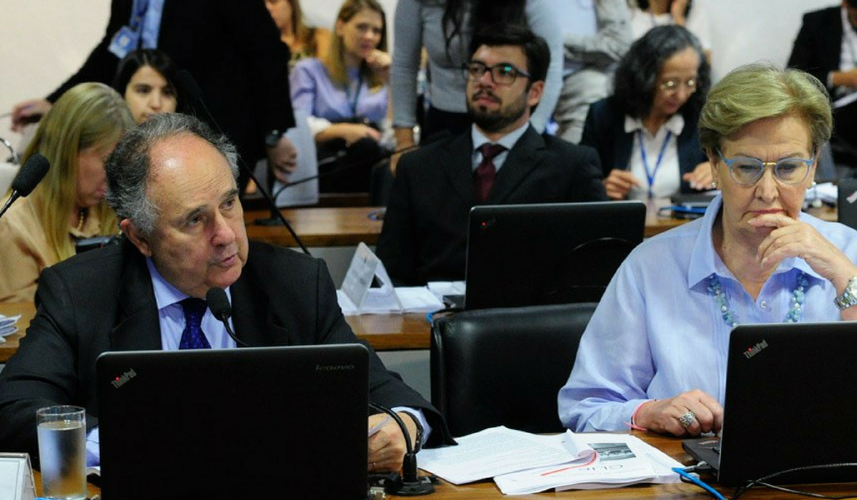 Senador Cristovam Buarque (PPS-DF), autor do projeto, e a relatora, senadora Ana Amlia (PP-RS), que apresentou um texto substitutivo (Foto: Geraldo Magela/Agncia Senado)