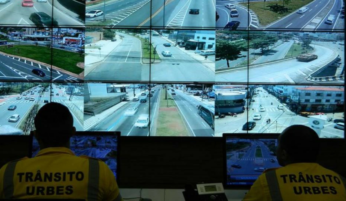 Agentes de trnsito observam as infraes em tempo real pela central de monitoramento e preenchem os formulrios de multa. Foto: Prefeitura de Sorocaba