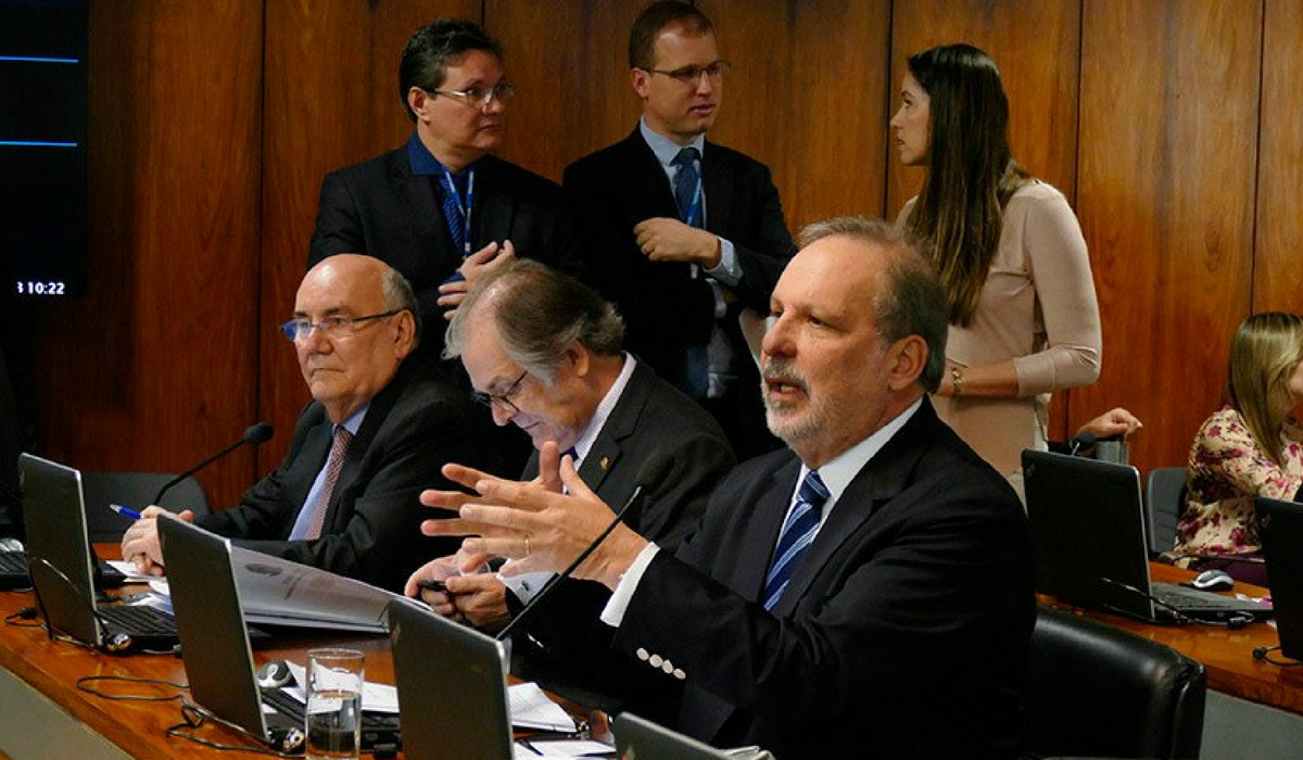 Na reunio da CAE desta tera, os senadores Armando Monteiro (PTB-PE), Dalrio Beber (PSDB-SC) e Flexa Ribeiro (PSDB-PA)