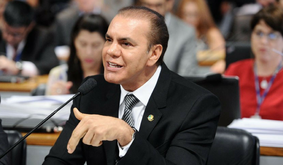 O senador Atades Oliveira (PSDB-TO) aponta a indignao popular contra corrupo na mquina pblica e sugere que nomeaes tenham carter tcnico