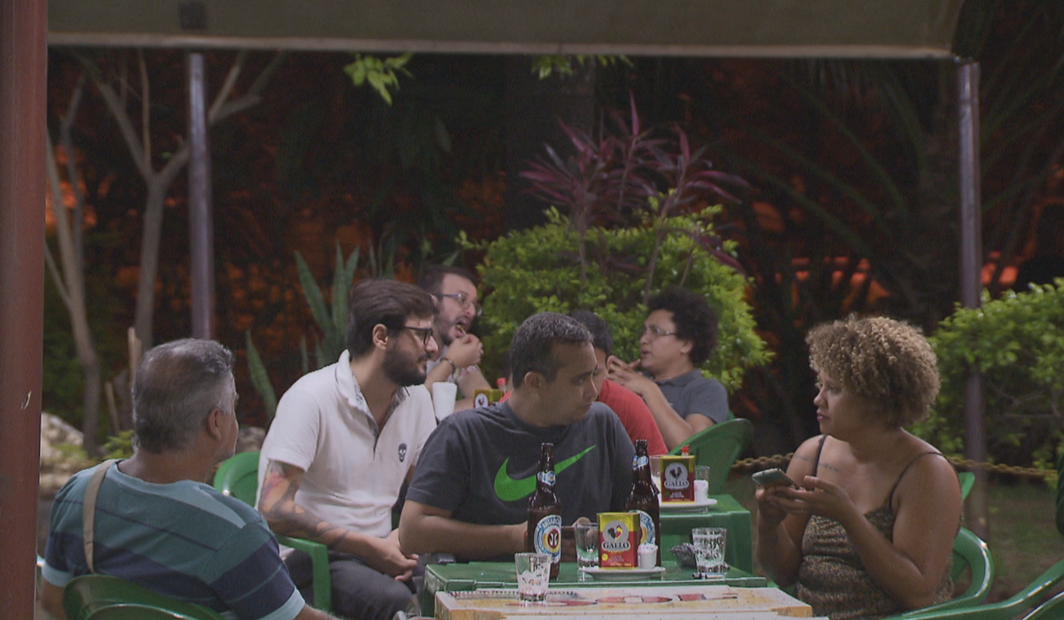 Clientes sentados em mesa de bar em Braslia (Foto: TV Globo/Reproduo)