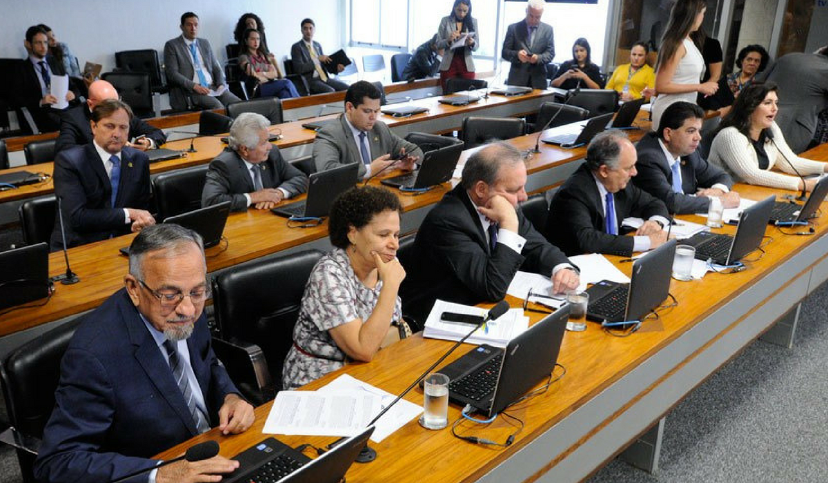 Reunio da Comisso de Defesa do Consumidor desta quarta-feira (13) em que o projeto foi aprovado (Foto: Edilson Rodrigues/Agncia Senado)