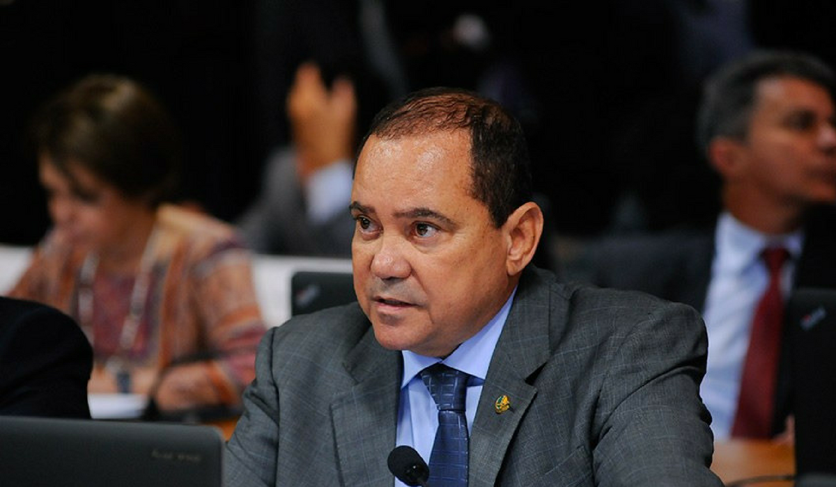 O PLS 545/2013, do senador Vicentinho Alves (PR-TO), probe a reteno da senha e obriga o estabelecimentos a registrar nela o horrio da chegada do cliente