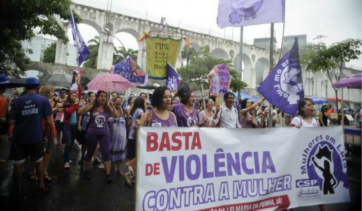 Grupo faz passeata pelas ruas da Lapa em defesa dos direitos das mulheres e contra a violncia (Foto: Tnia Rgo/Agncia Brasil)