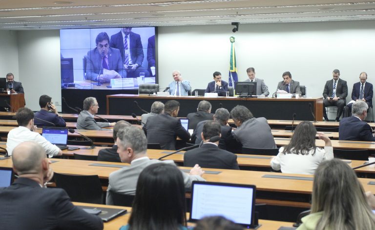 "Comissão aprova relatório preliminar do Orçamento 2025 com reservas milionárias para emendas parlamentares"