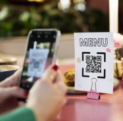 Câmara de Porto Alegre aprova lei que impede cardápio 100% digital em restaurantes