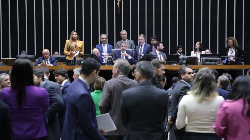 Câmara dos Deputados aprova taxação de 20% para importações de até US$50